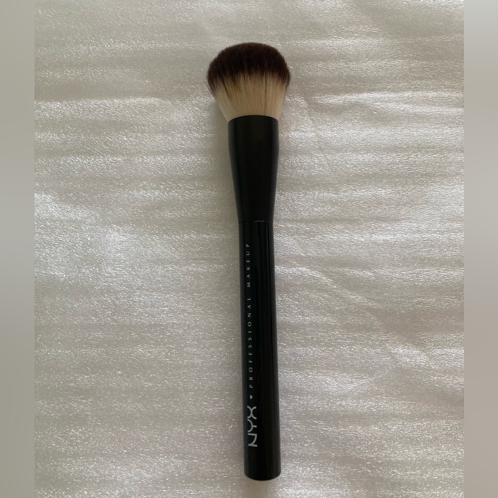 NYX Professional MULTI-PURPOSE BUFFING BRUSH.